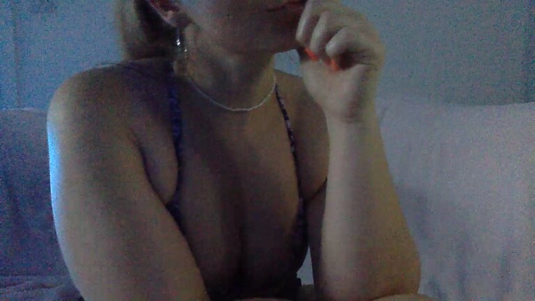 PeachyVelvetBunny's Streamate show and profile