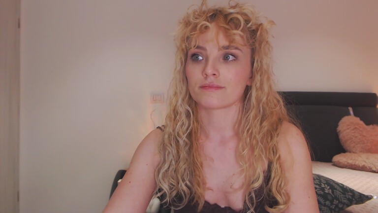 EVYE's Streamate show and profile