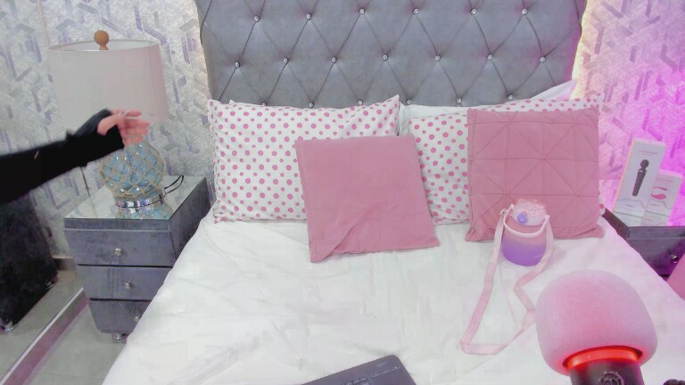 MaddyeWaves's Streamate show and profile