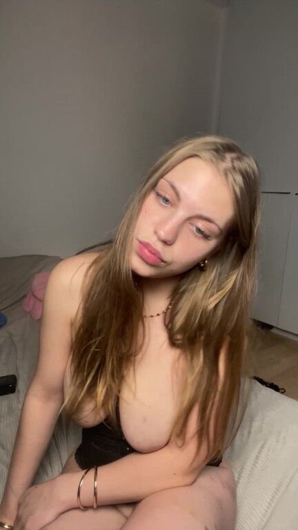 Elliepixiee's Streamate show and profile