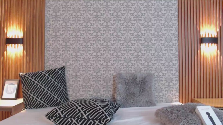 Charlotte_18's Streamate show and profile