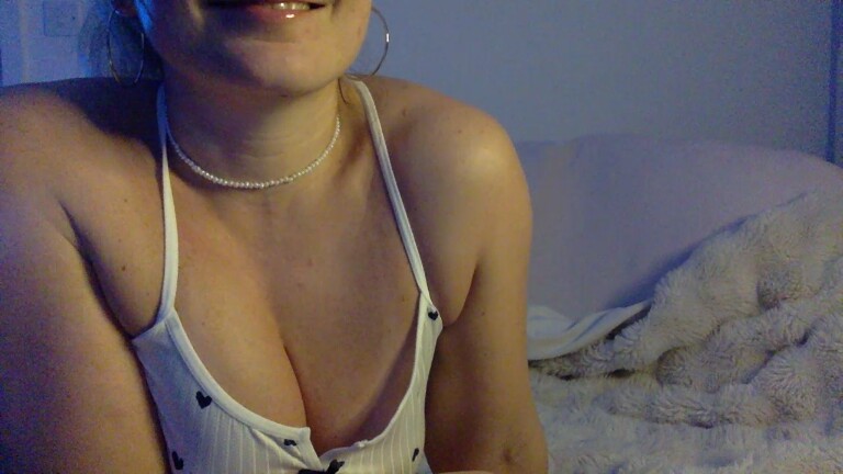 PeachyVelvetBunny's Streamate show and profile