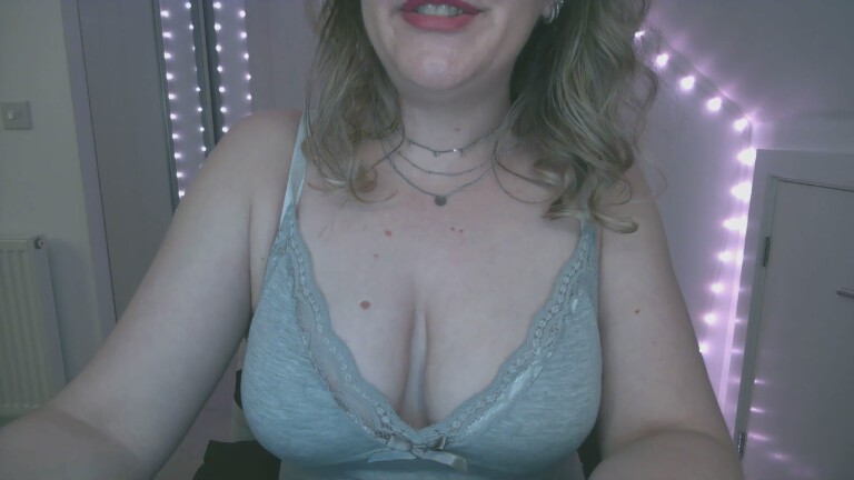 LadybirdXoX's Streamate show and profile