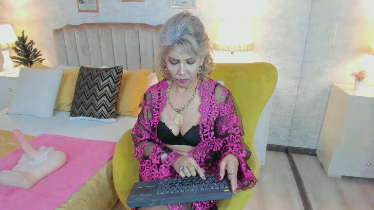 MoulinLamour's Streamate show and profile